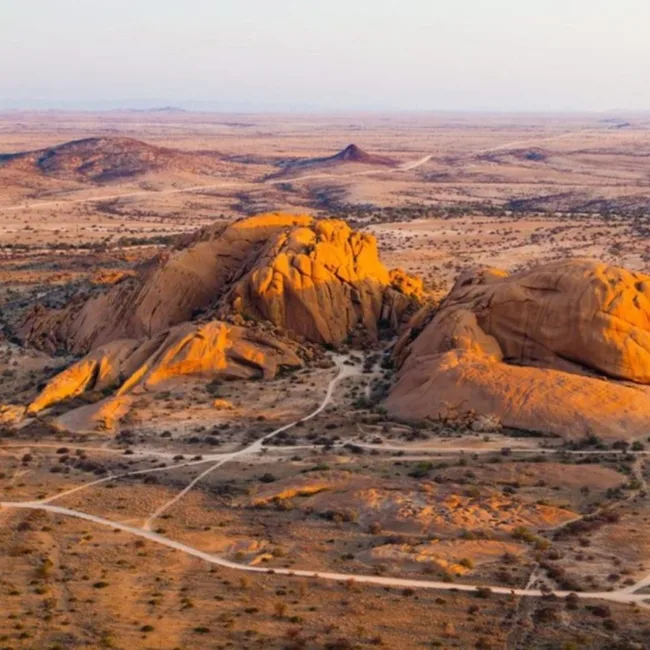 namibie,desert du namib,swakopmund,windhoek,walvis bay,sandwich harbour,twyfelfontein,damaraland,safari en namibie,parc national d'etosha,sossusvlei,circuit namibie,hotels de luxe en namibie,dunes de namibie,voyage aventure en namibie,faune de namibie